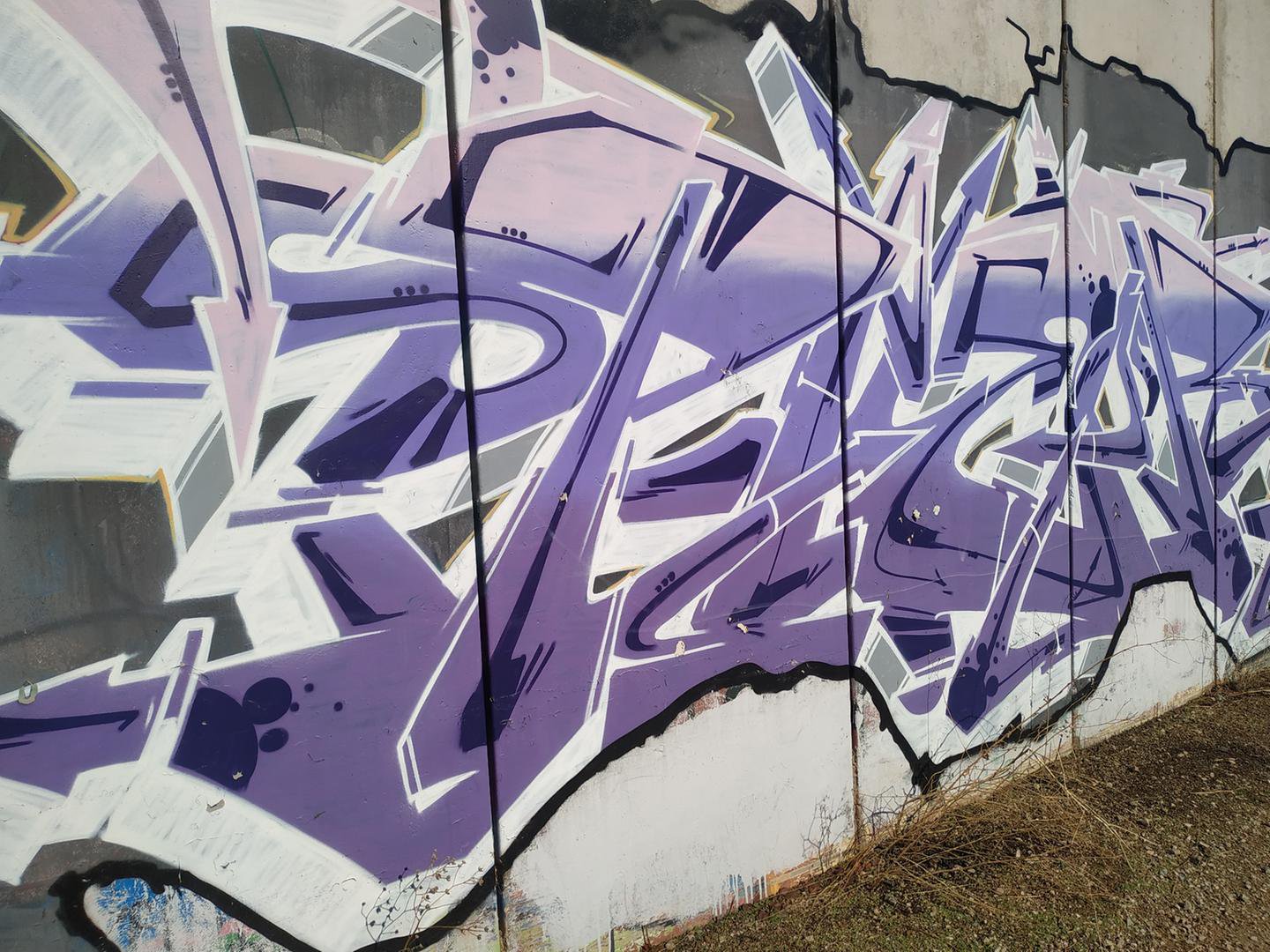 grafiti azul en pared